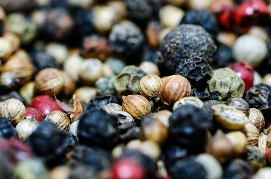 微距摄影_堆放着的各色草籽干果