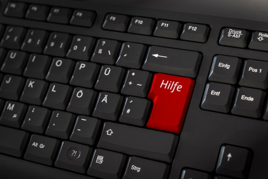 黑色键盘上一颗红色键盘按键