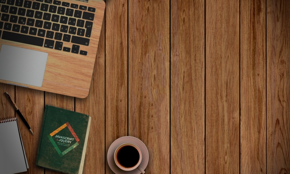 木桌上笔记本电脑和咖啡简约生活静物摄影