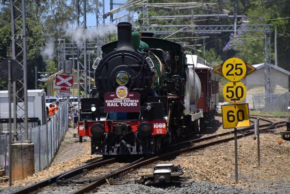 铁轨上复古的黑色蒸汽火车摄影