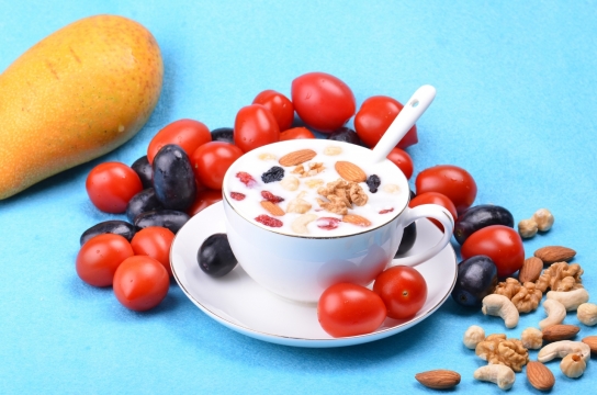 蓝色背景杯子新鲜美味坚果麦片水果食物