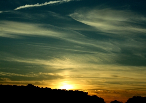 晚霞映照下天空云彩高清风景