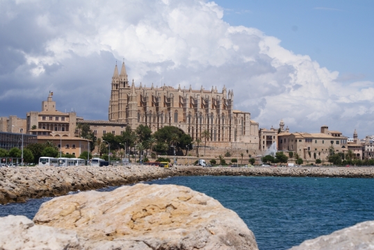 蓝色天空大海前古典历史城市街道