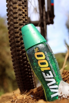 山地车边摆放运动饮料摆拍