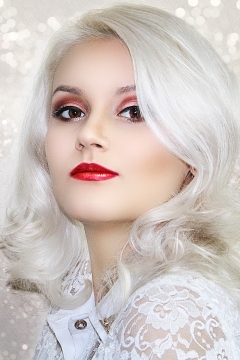 浪漫背景银色假发时尚妆容美女