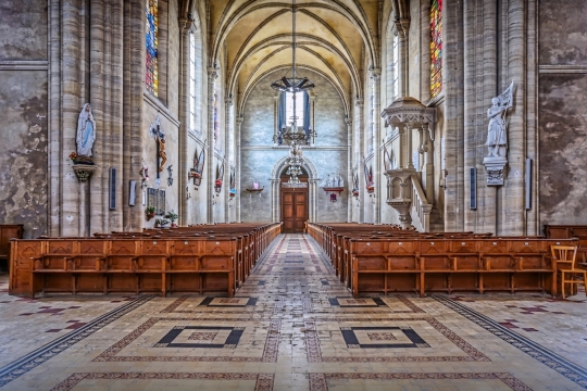 奢华空旷古典教堂建筑室内内景