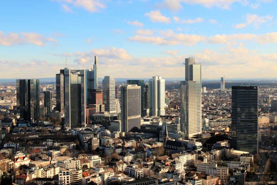 繁华城市中心高大建筑全貌外景