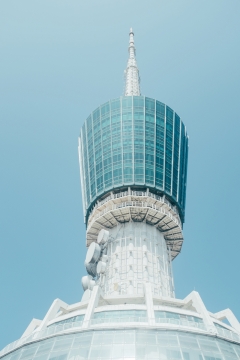城市中心高耸景观塔晴空俯瞰外景