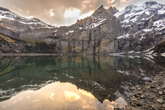 傍晚天空自然山峰倒映湖泊