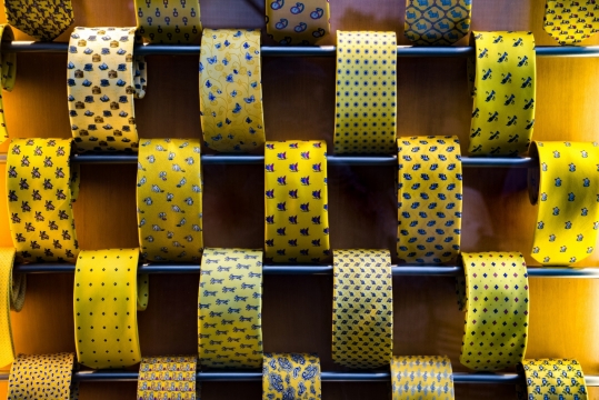 室内建筑整齐悬挂彩色领带