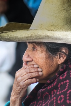 戴帽子老年女性侧面肖像