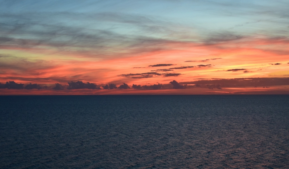 美丽夕阳下广袤无垠的大海