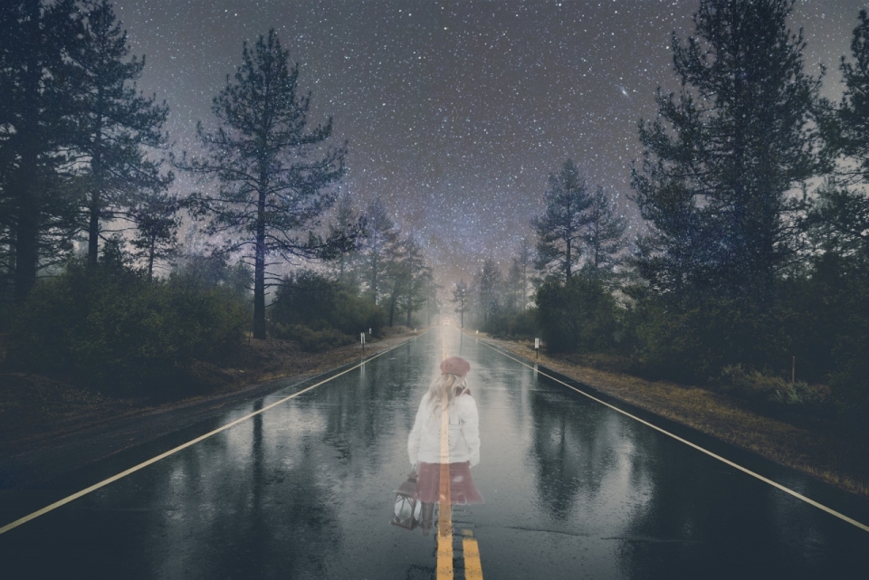 雨天星空下的森林公路上站着一个提着灯笼的幽灵女孩