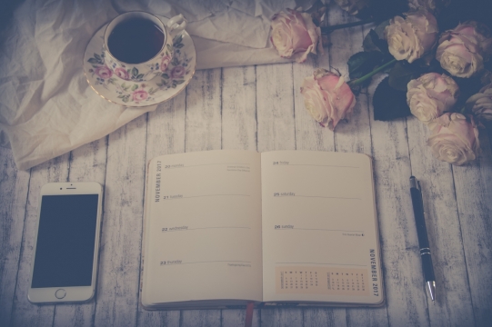 简约木质白色书桌上书本手机咖啡摄影