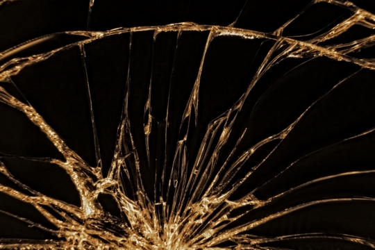 黑色背景橙色灯光下破碎玻璃创意设计