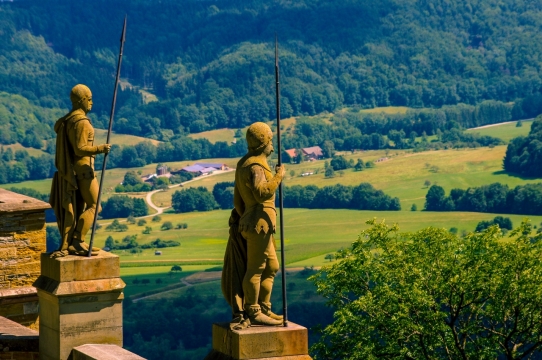 阳光自然绿色树木古老城堡上雕塑