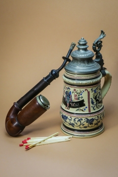 简约黄色背景古典文艺烟壶