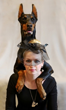 室内背黑色宠物狗金发时尚女性