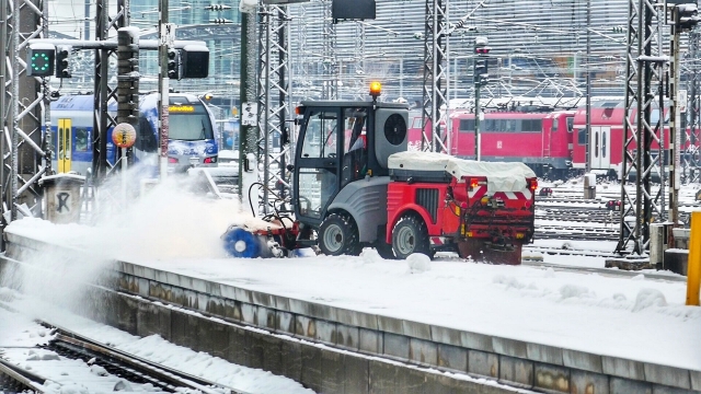 冬季清晨正在铲雪的机器