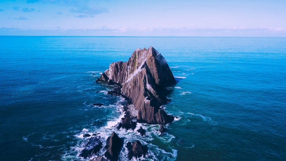 湛蓝无边大海上岩石组成的小岛