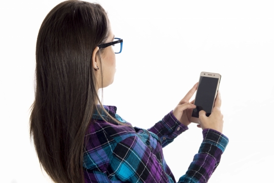 戴眼镜格子衬衫女性手机自拍