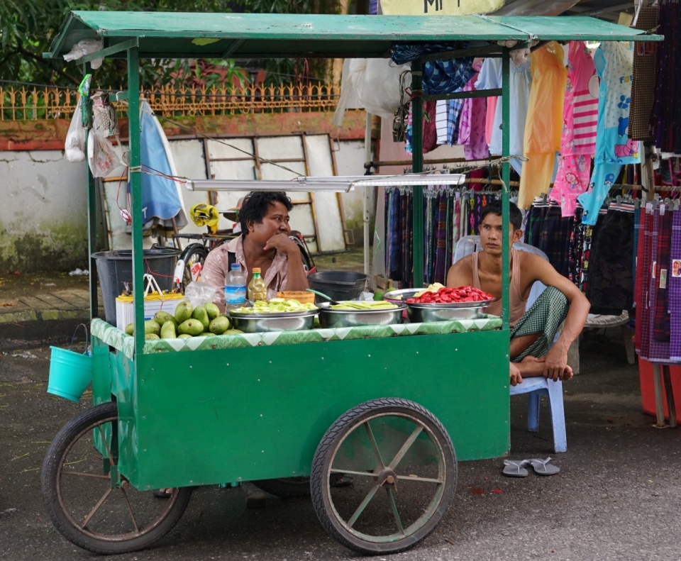 马路街边卖水果的小摊贩摄影