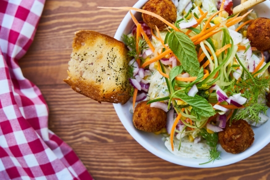 格子布木桌上健康蔬菜沙拉美食