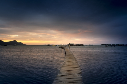 傍晚海中通往远方的栈道