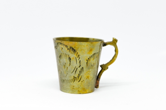 简约白色背景古老艺术杯子