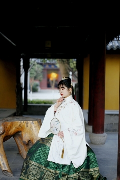 古装绿底广袖白襦裙汉服美女模特