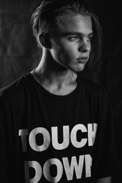 黑白穿英文短袖T恤时尚男性