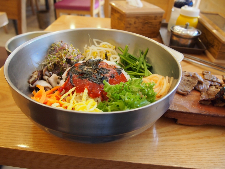 室内木制桌面金属碗中美味韩国料理