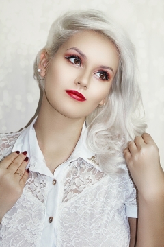 室内银色卷发白色服装时尚美女