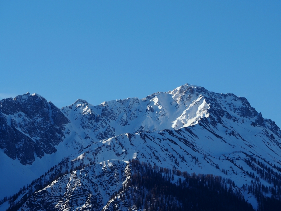 风景摄影_晴朗天空雪山积雪初融风光美景