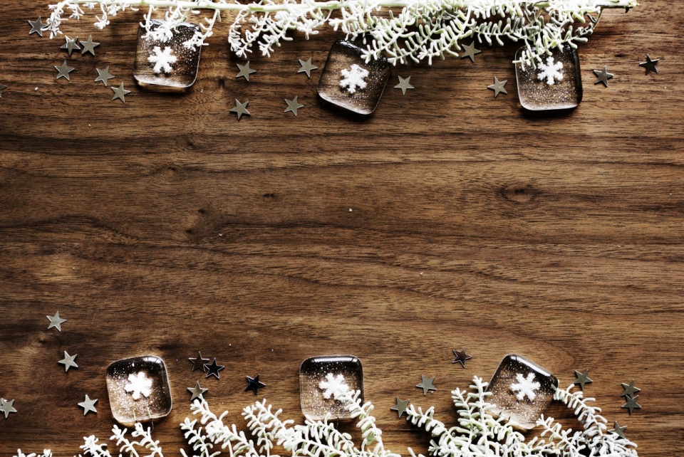木桌上雪花树枝冰块装饰摆拍