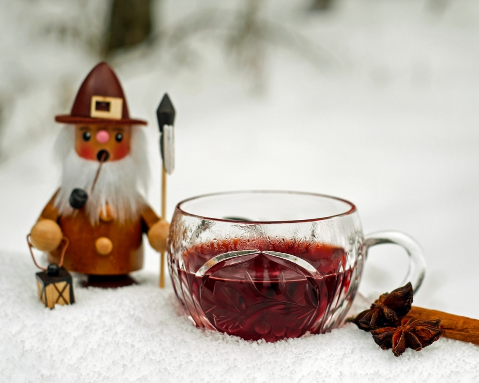 冬天晶莹雪堆上可口红茶摆拍