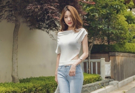 大胸美女性感妩媚撩人诱惑写真