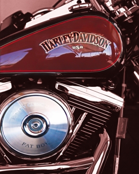 红色摩托机车油箱发动机侧面特写