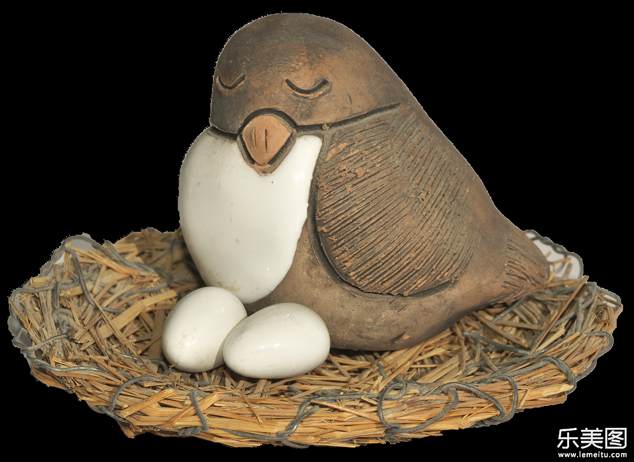 白色背景下蛋后休息的鸟木头雕刻摄影