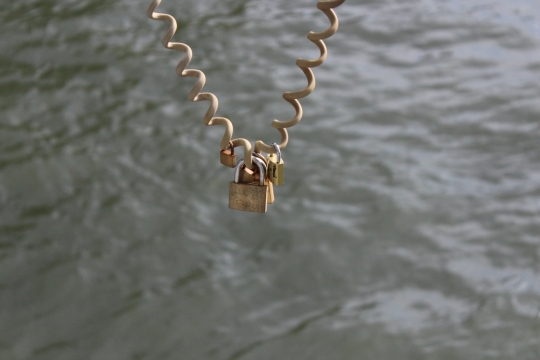 河边桥梁悬挂锁具特写