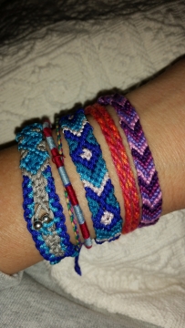 手臂上彩色编织艺术手工手环装饰