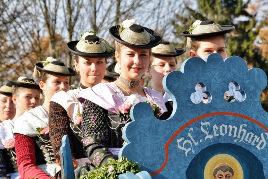 小镇外教堂广场整齐端坐古典礼服美女