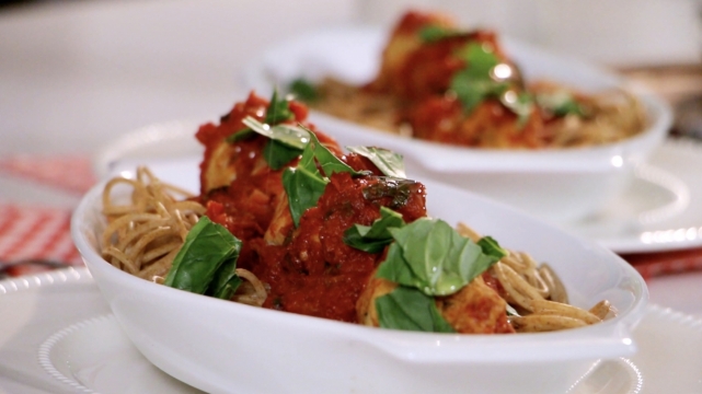 白色盘子美味诱人的烤鸭美食