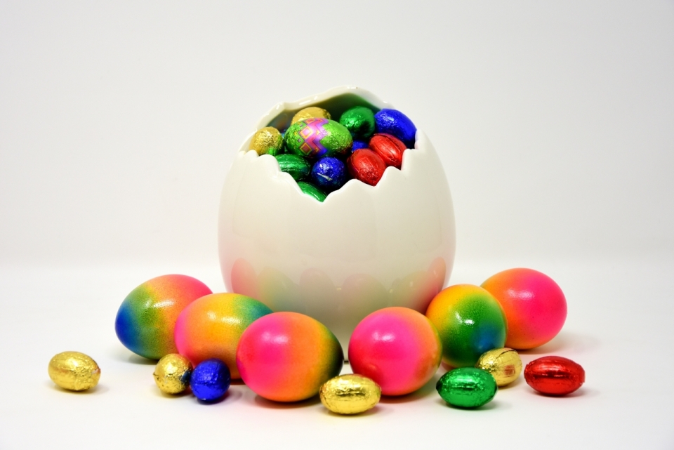 白色桌面蛋壳装饰七彩复活节彩蛋模型