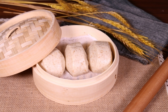 笼屉中的刀切馒头特写