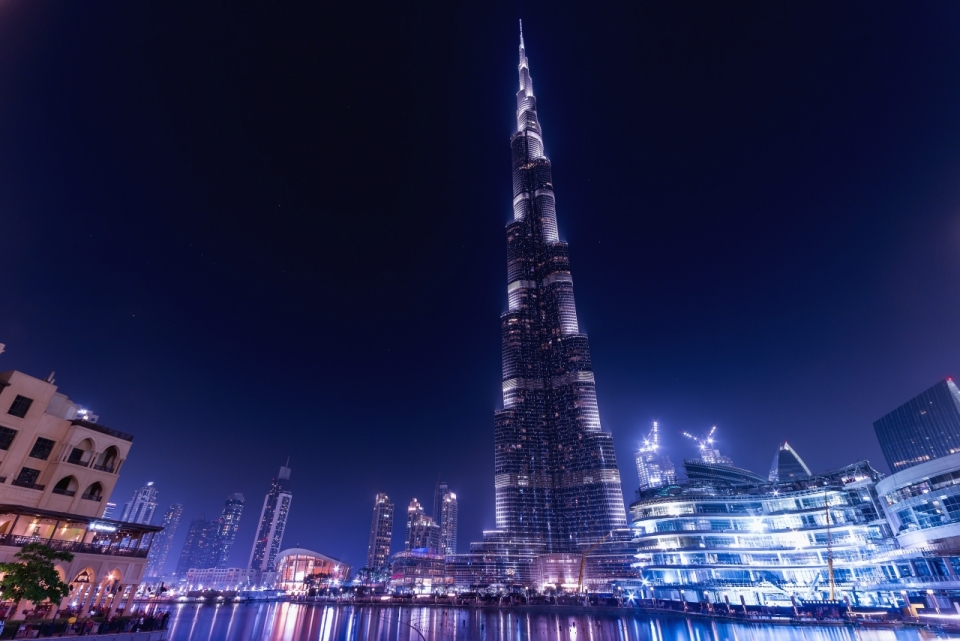 夜晚城市灯光下世界上最高的建筑迪拜大厦摄影