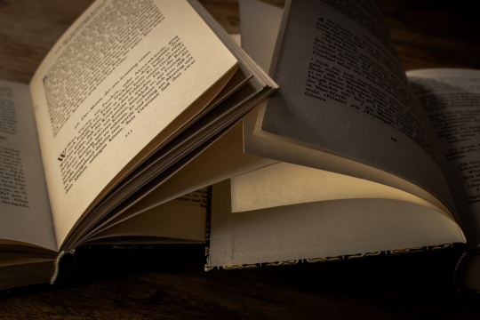 黑暗环境书房翻开书本文字特写