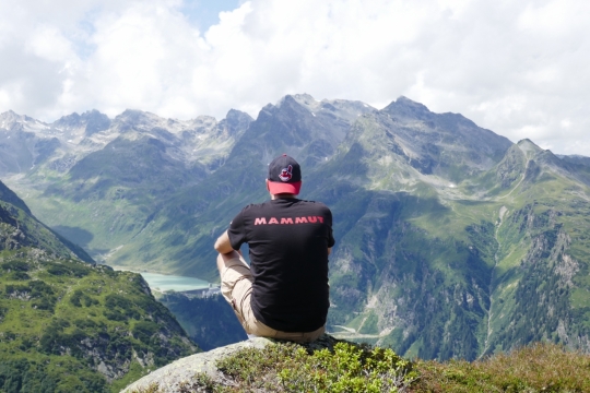 孤坐山顶登山客俯视群山人物背影