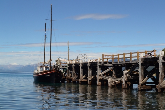 蓝色天空自然大海轮船桥梁