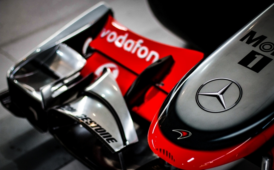 F1奔驰比赛用车车头及车标特写